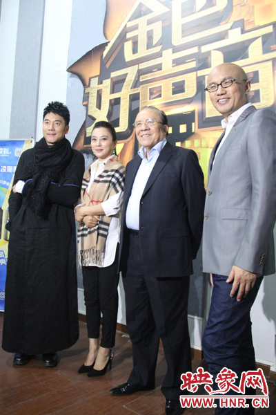 林依輪、李玲玉、楊洪基三位評委導(dǎo)師以及主持人孫國慶接受媒體采訪