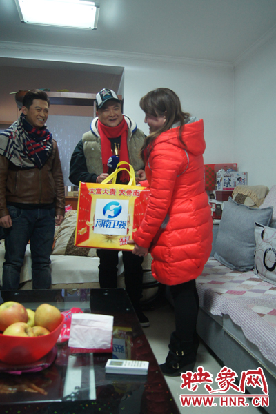 范軍、張竟達(dá)噓寒問暖送祝福