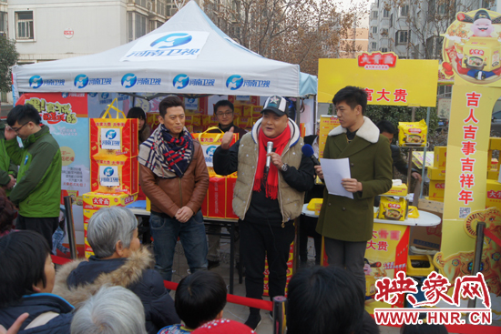 范軍、張竟達(dá)在社區(qū)與群眾親切互動