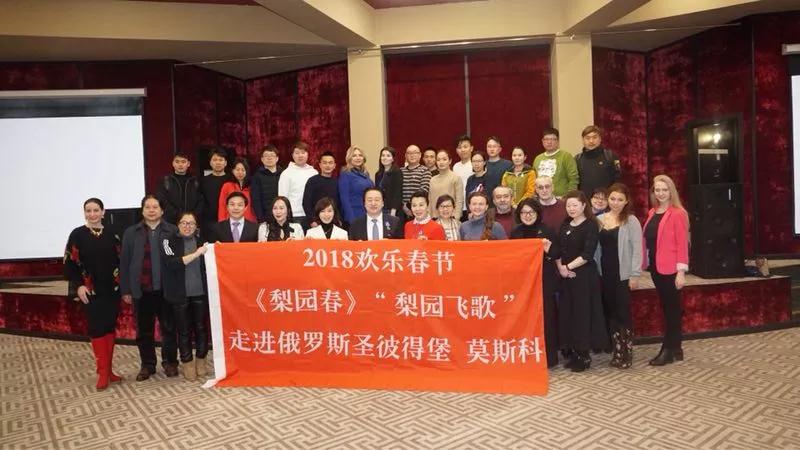 《梨園春》與俄羅斯文化學(xué)者開展座談會，共同交流中俄藝術(shù)文化的發(fā)展并互贈禮物