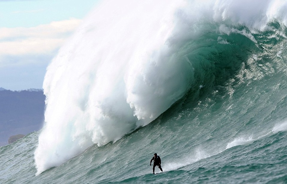 與20米高巨浪嬉戲！神勇弄潮兒沖浪場面超震撼