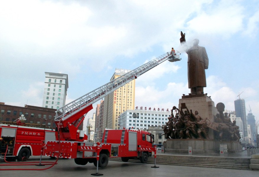沈陽(yáng)消防車(chē)清洗毛澤東雕像