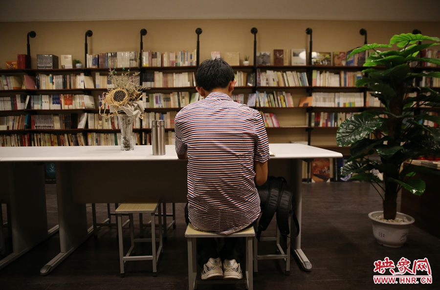 5月23日晚，鄭州一家24小時（周五、周六）書店營業(yè)。慕名而來的客人在看書。
