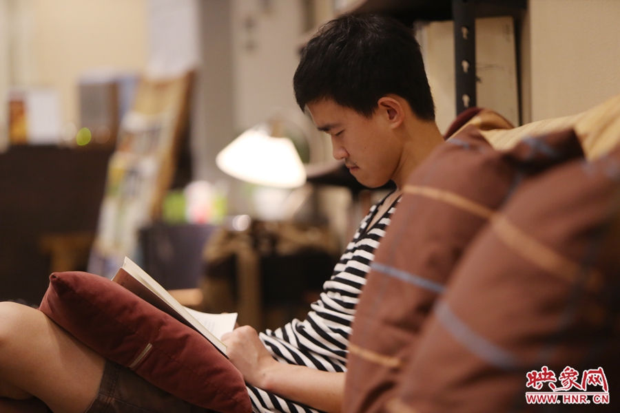 徐浩然，24歲，圖書編輯：在書店看紙質(zhì)書，意境會更深一些。