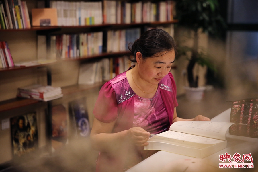 王艷、44歲，某醫(yī)院醫(yī)生：白天沒有時間，晚上帶小孩來這里培養(yǎng)她們的讀書習慣。