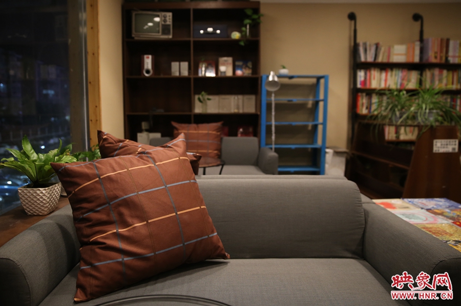 書店內(nèi)的布置非常溫馨，有種家里書屋的感覺。