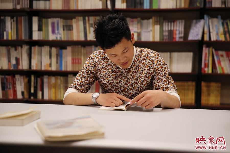 李恒，26歲，私營業(yè)主：喜歡撫摸紙質(zhì)書的感覺。