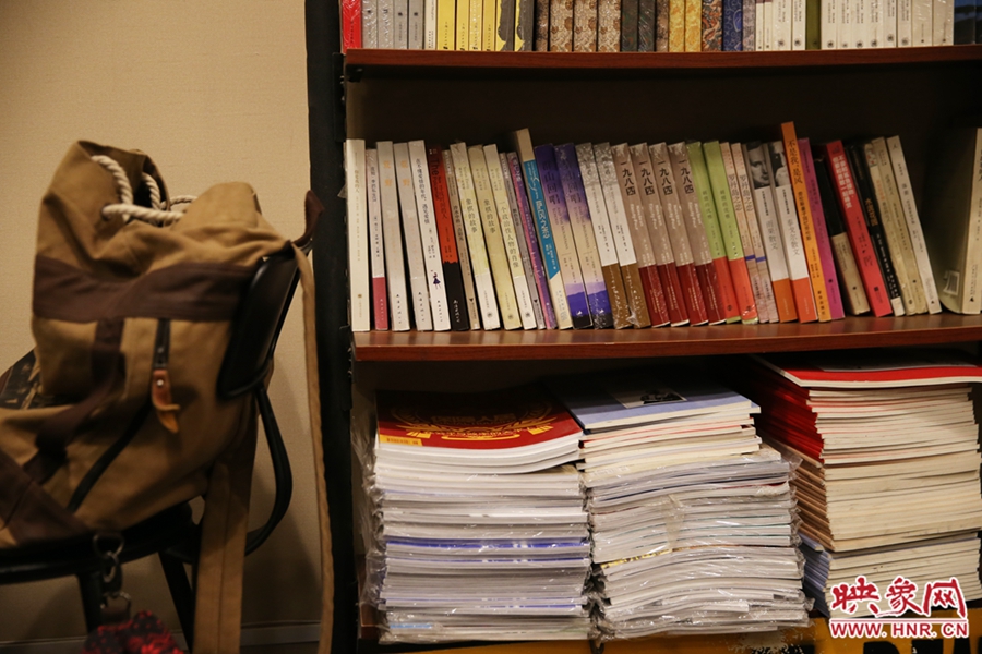 放下背包，捧起一本喜愛的書，生活的另一種方式。