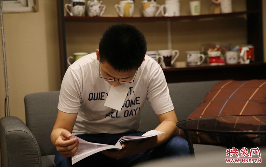 楊栗，22歲，某大學大三學生：喜歡這種看書的環(huán)境。