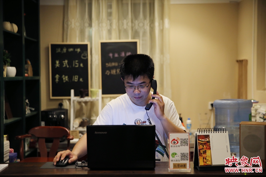 店長小博，由于書店搬遷至此，經(jīng)常接詢問地址的電話。