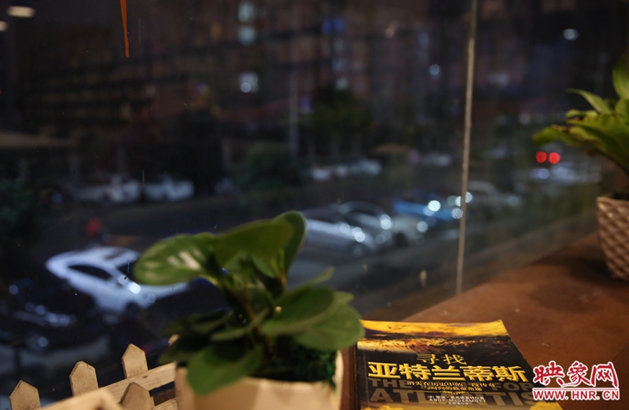 一扇窗，將喧鬧與寧靜分割。