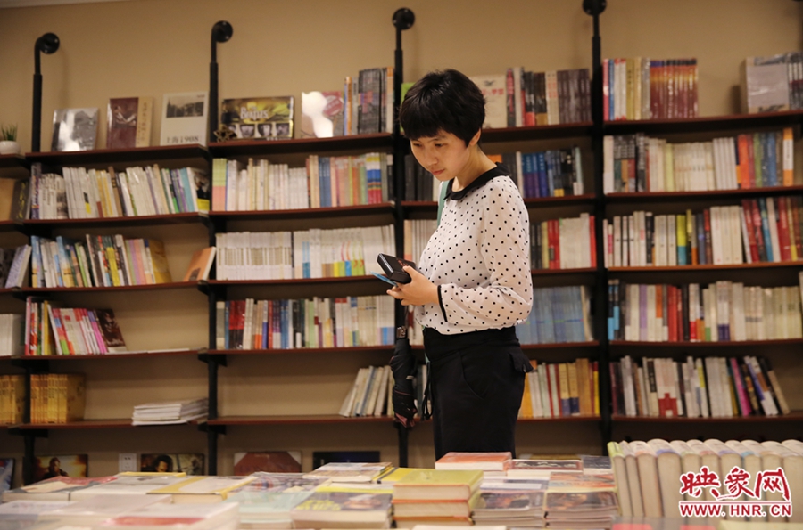 看書的人。