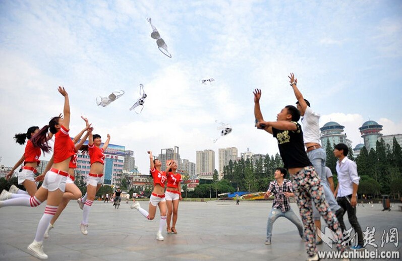 湖北20多名女子當街甩內(nèi)衣 預熱世界杯