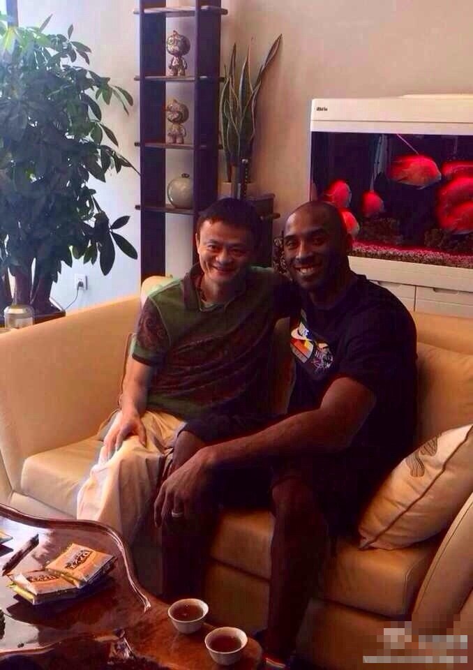 科比現(xiàn)身淘寶城擁抱馬云 網(wǎng)友調侃:恒大簽KB