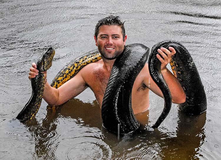 美一男子環(huán)游世界與最危險(xiǎn)動物自拍留影