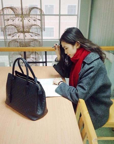 國戲?；ú排畬W霸 街拍秀修長美腿