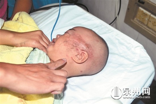 寶寶被卷車輪下 眾人抬車救人