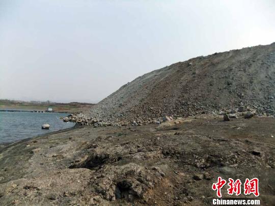 填湖造地，在鴨河水庫(kù)非法建設(shè)有越演越烈之勢(shì)。吳揚(yáng)　攝