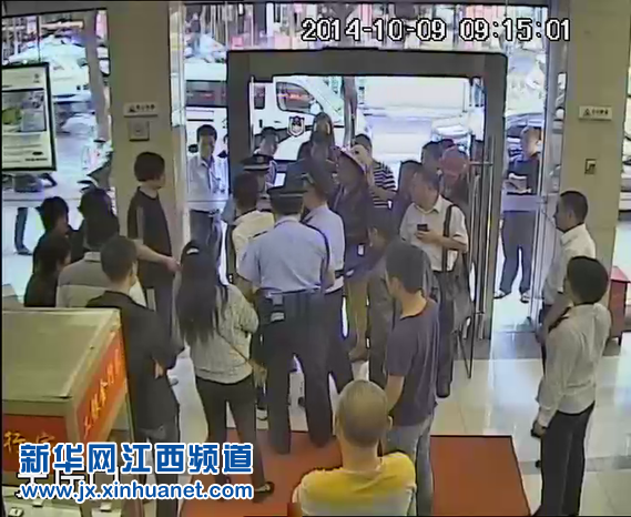 失主存折被竊銀行掛失遇竊賊取錢 當(dāng)場將其抓住