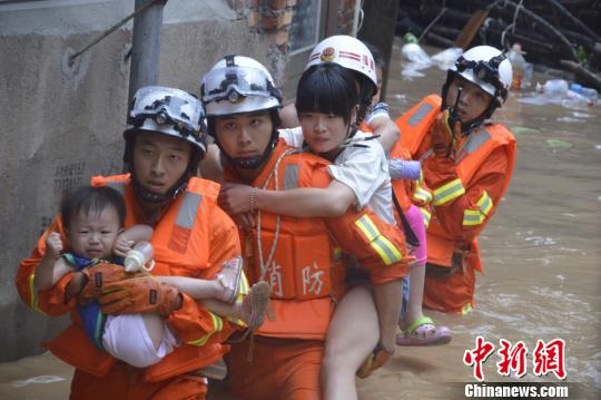 圖為漳平消防大隊(duì)涉水轉(zhuǎn)移被困群眾。