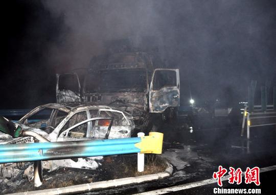 10月2日0時許，杭瑞高速貴州江口縣往銅仁市方向，距王家溝隧道出口200米處，發(fā)生一起三車追尾交通事