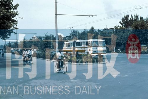 1983年的建設(shè)路，已經(jīng)有了電車