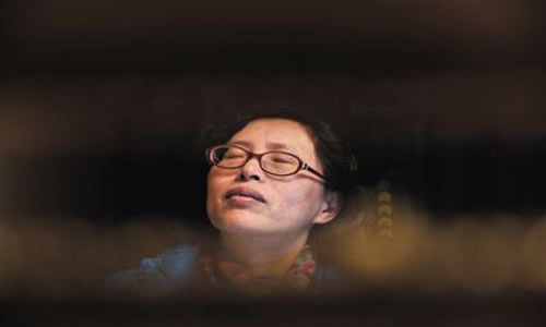 人們將醫(yī)療制度的憤懣情緒，寄托在這個(gè)走廊醫(yī)生身上，共同沉浸在受迫害的幻覺之中