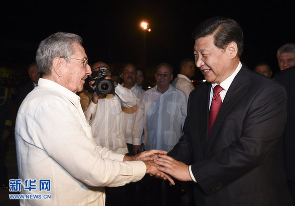 這是古巴國務(wù)委員會主席兼部長會議主席勞爾·卡斯特羅到機場為習近平送行。