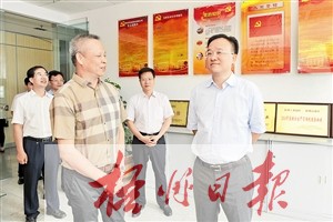 8月6日，梧州市委書記、市人大常委會(huì)主任黃俊華到梧州工業(yè)園區(qū)非公企業(yè)寶嘉制衣有限公司，調(diào)研企業(yè)黨建工作情況