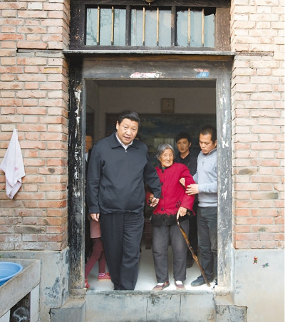 3月17日，習近平在東壩頭鄉(xiāng)張莊村看望85歲老人張景枝。