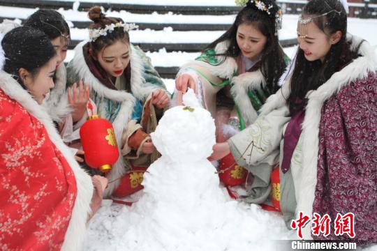 古裝美女雪中斗艷穿越古今玩“打雪仗、堆雪人”